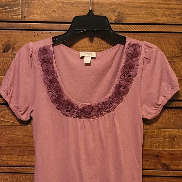 LOFT Mauve Pink Scoop Neck Floral Trim Tee - Picture 3 of 4